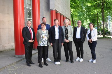 Gruppenbild aller liga-Verantwortlicher mit Stadtdirektor Hintzsche vor dem Stadtmuseum